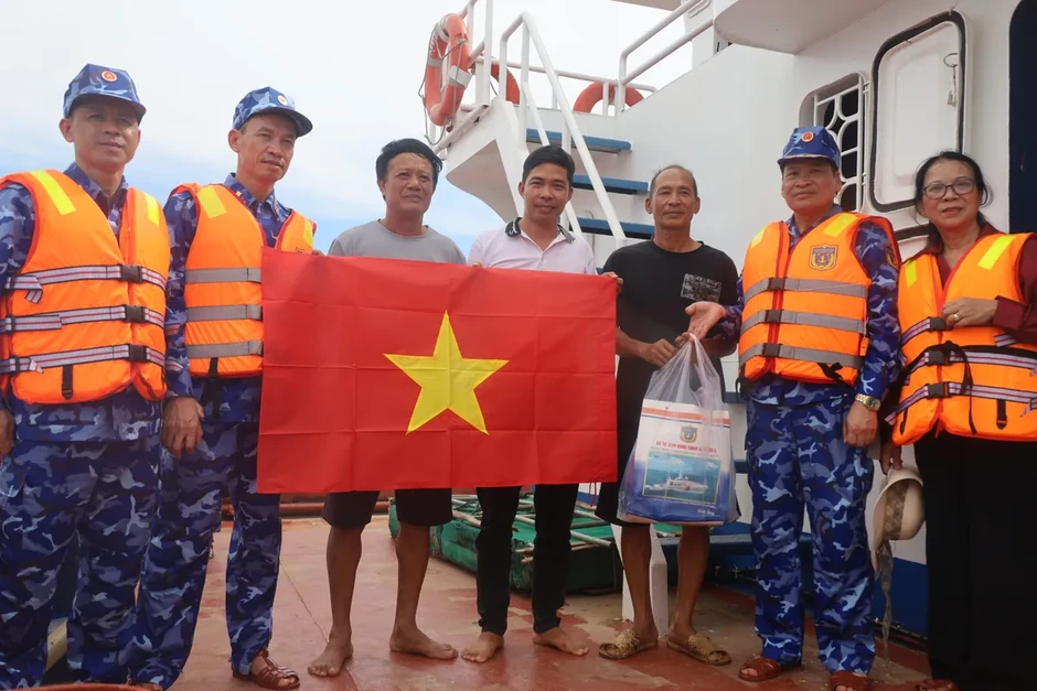 Thiêng liêng Lễ chào cờ giữa trùng khơi trên tàu Cảnh sát biển 8001 Thiêng liêng Lễ chào cờ giữa trùng khơi trên tàu Cảnh sát biển 8001