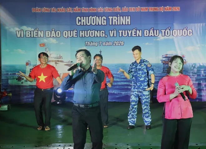 Thiêng liêng Lễ chào cờ giữa trùng khơi trên tàu Cảnh sát biển 8001 Thiêng liêng Lễ chào cờ giữa trùng khơi trên tàu Cảnh sát biển 8001