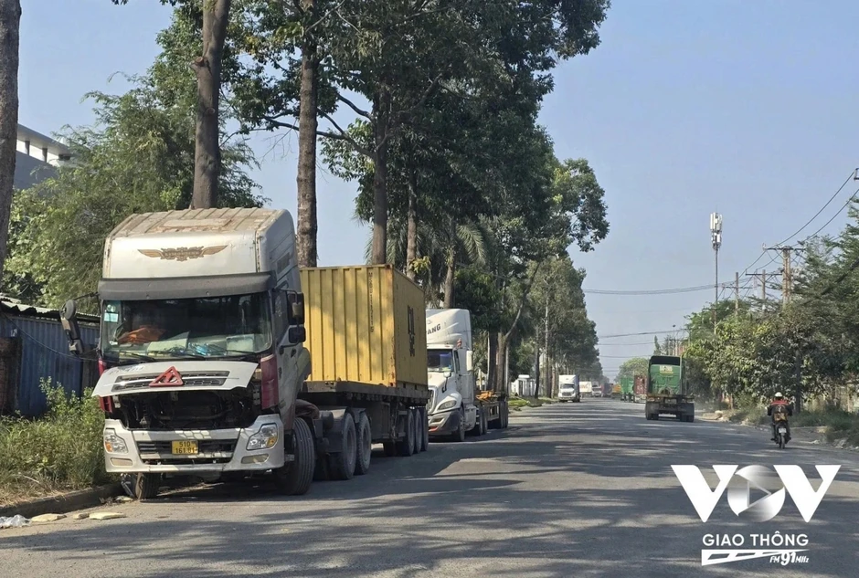 Thiếu bãi đậu xe quanh khu vực cảng, ùn tắc giao thông gia tăng