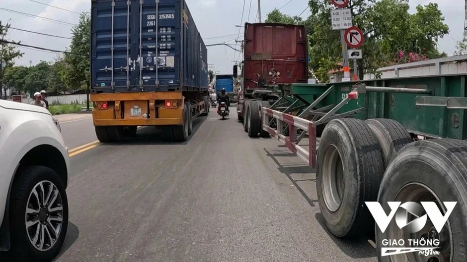 Thiếu bãi đậu xe quanh khu vực cảng, ùn tắc giao thông gia tăng