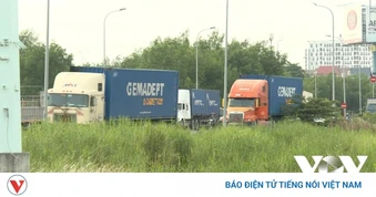 Thiếu bãi đậu xe quanh khu vực cảng, ùn tắc giao thông gia tăng