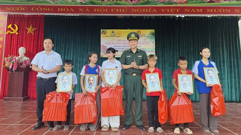 Thiếu nhi biên cương tự hào truyền thống Đội, noi gương Bác Hồ Thiếu nhi biên cương tự hào truyền thống Đội, noi gương Bác Hồ