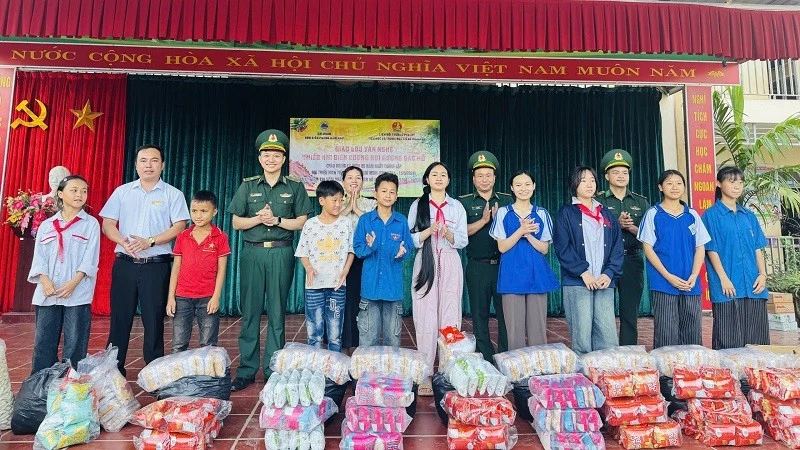 Thiếu nhi biên cương tự hào truyền thống Đội, noi gương Bác Hồ Thiếu nhi biên cương tự hào truyền thống Đội, noi gương Bác Hồ