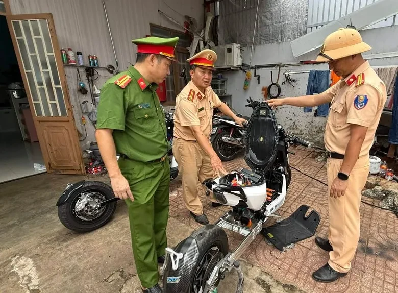 Thiếu niên 15 tuổi độ chế lại xe đạp điện cũ 500.000 đồng chạy 100km/h Thiếu niên 15 tuổi độ chế lại xe đạp điện cũ 500.000 đồng chạy 100km/h