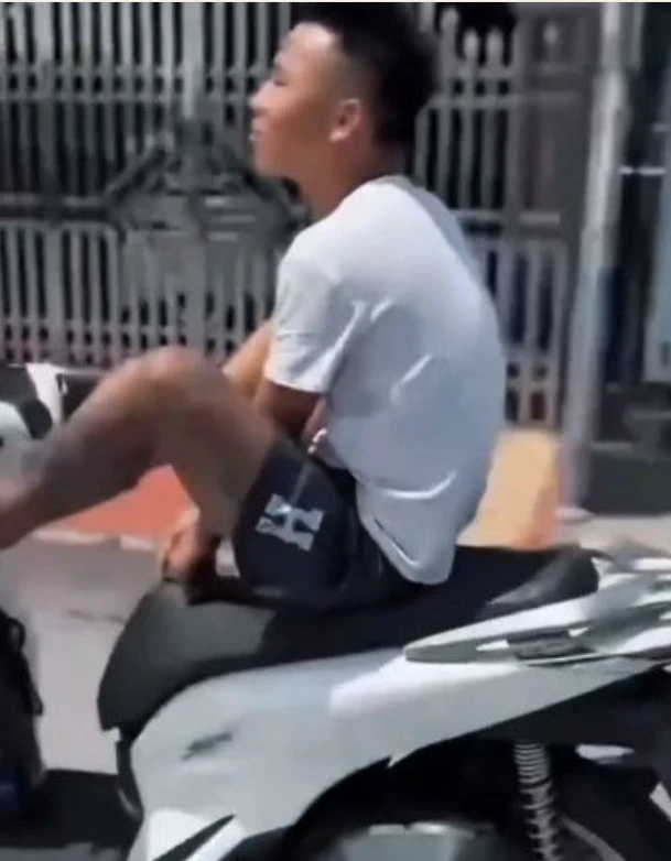 Thiếu niên lái xe máy bằng hai chân trên đường, bị tịch thu phương tiện Thiếu niên lái xe máy bằng hai chân trên đường, bị tịch thu phương tiện