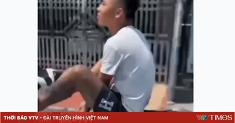 Thiếu niên lái xe máy bằng hai chân trên đường, bị tịch thu phương tiện