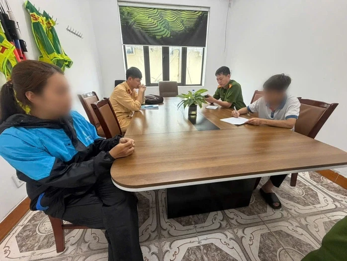 Thiếu niên "bốc đầu" xe máy điện, xe bị tịch thu, bố bị phạt Thiếu niên "bốc đầu" xe máy điện, xe bị tịch thu, bố bị phạt
