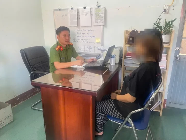 Thiếu nữ 16 tuổi sinh con rồi giấu sau bồn cầu nhà dân khiến cháu bé tử vong Thiếu nữ 16 tuổi sinh con rồi giấu sau bồn cầu nhà dân khiến cháu bé tử vong