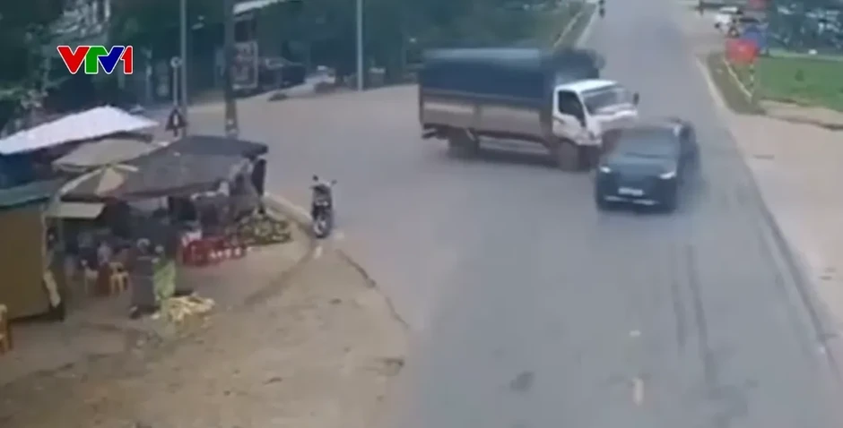 Thiếu quan sát khi qua nút giao, xe tải đâm mạnh vào đuôi xe con Thiếu quan sát khi qua nút giao, xe tải đâm mạnh vào đuôi xe con