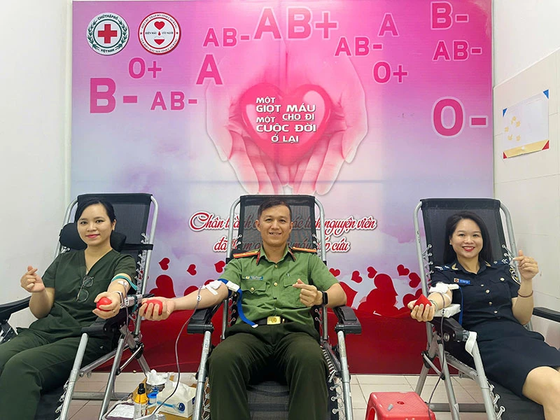 Thiếu tá Công an hiến máu kịp thời cứu sản phụ trong tình huống khẩn cấp Thiếu tá Công an hiến máu kịp thời cứu sản phụ trong tình huống khẩn cấp