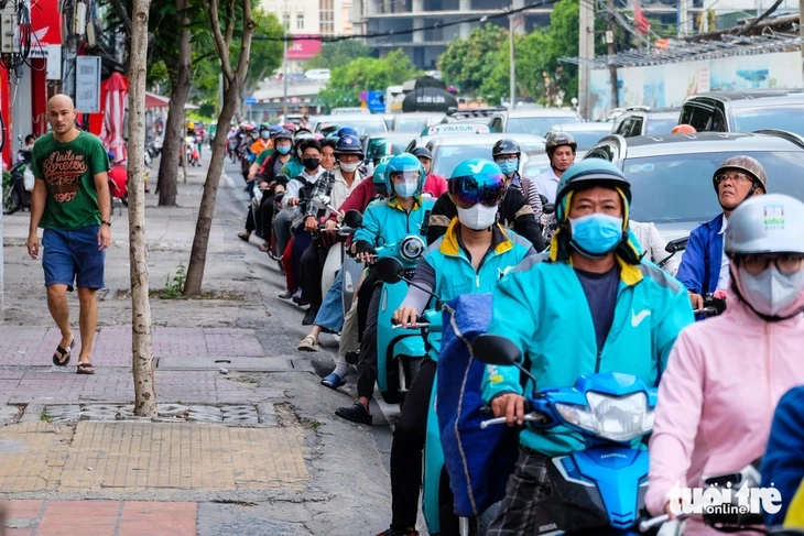 Thói quen mỗi sáng, bỏ vật dụng vào ba lô rồi đi bộ thong dong đến công ty Thói quen mỗi sáng, bỏ vật dụng vào ba lô rồi đi bộ thong dong đến công ty