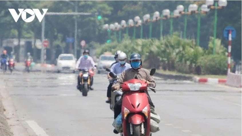 Thời tiết ngày 10/4: Miền Bắc và Trung Bộ nắng nóng gay gắt, có nơi trên 40 độ Thời tiết ngày 10/4: Miền Bắc và Trung Bộ nắng nóng gay gắt, có nơi trên 40 độ