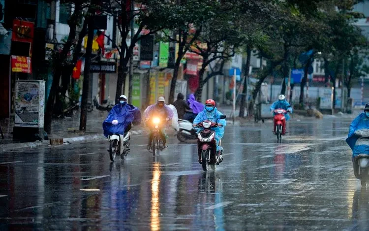 Thời tiết ngày 12/7: Mưa dông tiếp diễn trên diện rộng, cảnh báo thời tiết nguy hiểm trên biển Thời tiết ngày 12/7: Mưa dông tiếp diễn trên diện rộng, cảnh báo thời tiết nguy hiểm trên biển