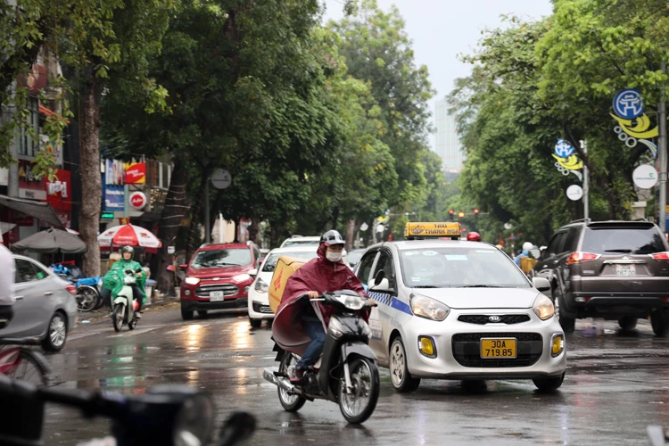 Thời tiết ngày 5/6: Bắc Bộ mưa dông, Trung Bộ nắng nóng gay gắt Thời tiết ngày 5/6: Bắc Bộ mưa dông, Trung Bộ nắng nóng gay gắt