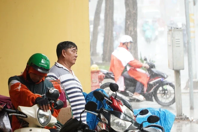 Thời tiết TPHCM: Mưa lớn kèm gió mạnh và sấm sét chiều nay Thời tiết TPHCM: Mưa lớn kèm gió mạnh và sấm sét chiều nay