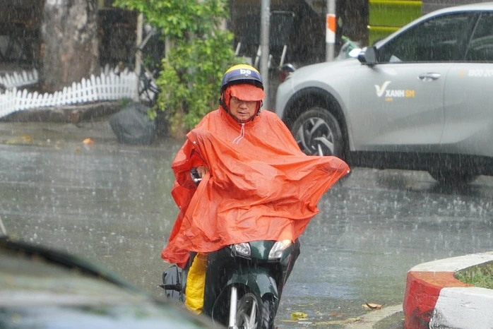Thời tiết TPHCM: Mưa lớn kèm gió mạnh và sấm sét chiều nay Thời tiết TPHCM: Mưa lớn kèm gió mạnh và sấm sét chiều nay