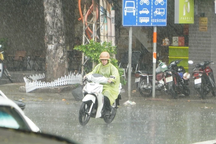 Thời tiết TPHCM: Mưa lớn kèm gió mạnh và sấm sét chiều nay Thời tiết TPHCM: Mưa lớn kèm gió mạnh và sấm sét chiều nay