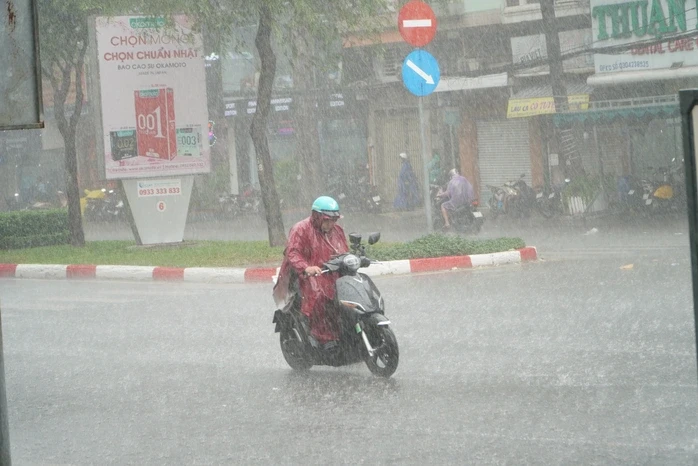 Thời tiết TPHCM: Mưa lớn kèm gió mạnh và sấm sét chiều nay Thời tiết TPHCM: Mưa lớn kèm gió mạnh và sấm sét chiều nay