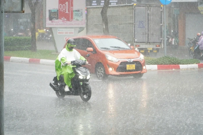 Thời tiết TPHCM: Mưa lớn kèm gió mạnh và sấm sét chiều nay Thời tiết TPHCM: Mưa lớn kèm gió mạnh và sấm sét chiều nay