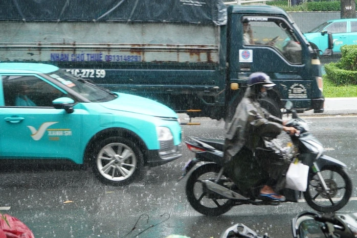 Thời tiết TPHCM: Mưa lớn kèm gió mạnh và sấm sét chiều nay Thời tiết TPHCM: Mưa lớn kèm gió mạnh và sấm sét chiều nay