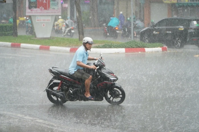 Thời tiết TPHCM: Mưa lớn kèm gió mạnh và sấm sét chiều nay Thời tiết TPHCM: Mưa lớn kèm gió mạnh và sấm sét chiều nay