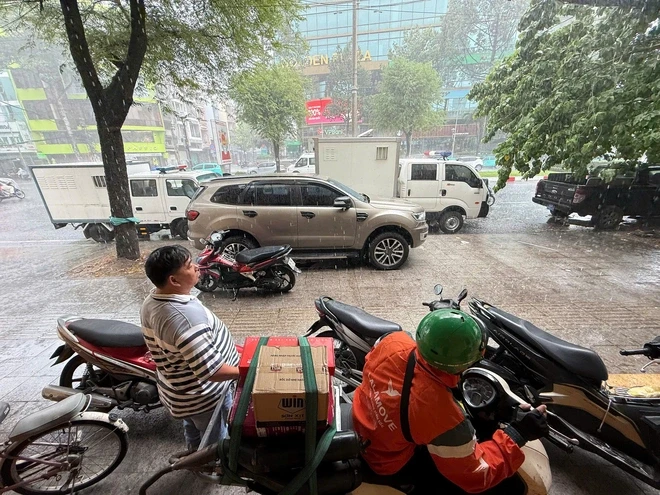 Thời tiết TPHCM: Mưa lớn kèm gió mạnh và sấm sét chiều nay Thời tiết TPHCM: Mưa lớn kèm gió mạnh và sấm sét chiều nay