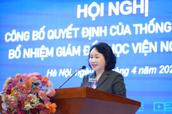 Thống đốc Ngân hàng Nhà nước Việt Nam trao Quyết định bổ nhiệm Giám đốc Học viện Ngân hàng Thống đốc Ngân hàng Nhà nước Việt Nam trao Quyết định bổ nhiệm Giám đốc Học viện Ngân hàng