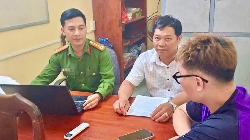 Thông tin cá sấu lớn nổi trên sông Tiểu Cần, tỉnh Vĩnh Long là không đúng, cần sớm được xử lý Thông tin cá sấu lớn nổi trên sông Tiểu Cần, tỉnh Vĩnh Long là không đúng, cần sớm được xử lý