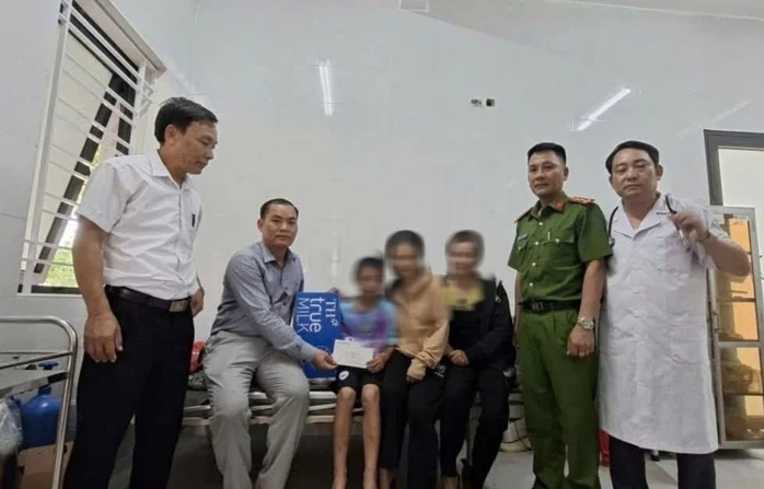 Thông tin mới vụ cháu bé 12 tuổi nghi bị bố, mẹ kế đánh bầm tím khắp người Thông tin mới vụ cháu bé 12 tuổi nghi bị bố, mẹ kế đánh bầm tím khắp người
