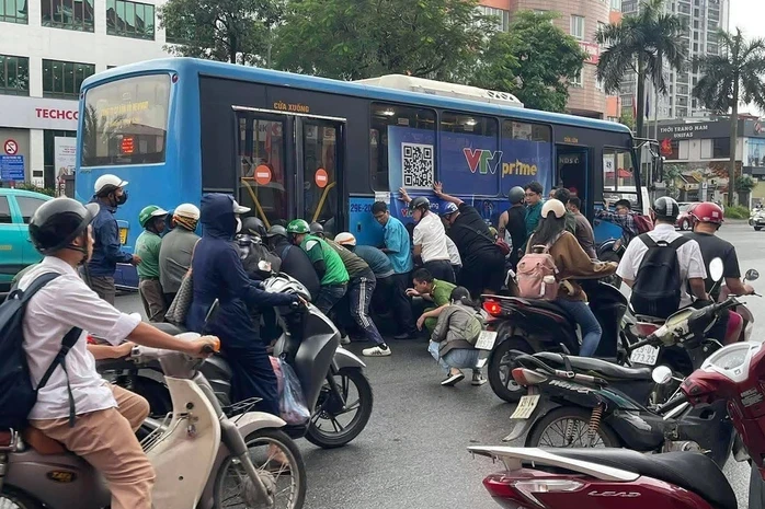 Thông tin từ bệnh viện về sức khỏe người phụ nữ sau khi được gần 20 người nâng xe buýt cứu Thông tin từ bệnh viện về sức khỏe người phụ nữ sau khi được gần 20 người nâng xe buýt cứu