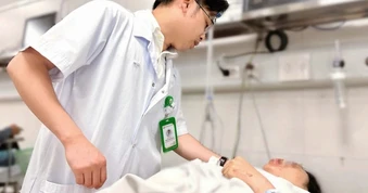 Thông tin từ bệnh viện về sức khỏe người phụ nữ sau khi được gần 20 người nâng xe buýt cứu
