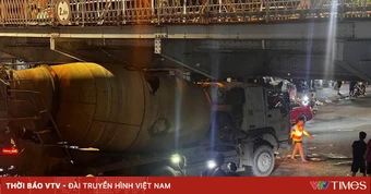 Thông tin vụ xe ô tô trộn bê tông va chạm vào gầm cầu Long Biên (Hà Nội)