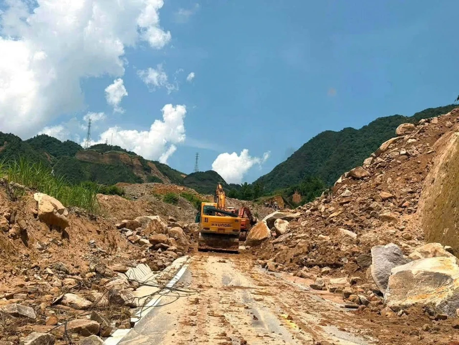 Thông tuyến kỹ thuật từ đỉnh đèo Khau Co đến ngã ba đội 9, xã Mường Than Thông tuyến kỹ thuật từ đỉnh đèo Khau Co đến ngã ba đội 9, xã Mường Than