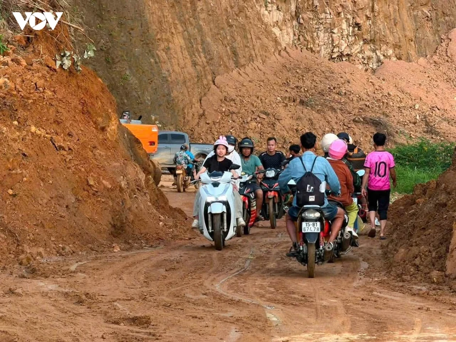 Thông tuyến kỹ thuật từ đỉnh đèo Khau Co đến ngã ba đội 9, xã Mường Than Thông tuyến kỹ thuật từ đỉnh đèo Khau Co đến ngã ba đội 9, xã Mường Than