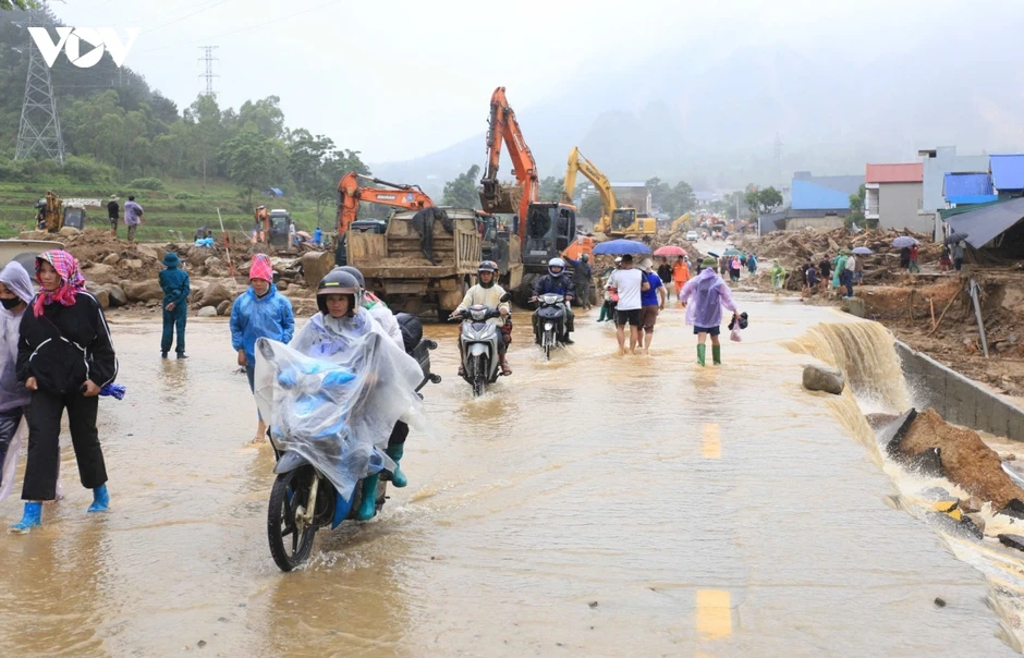 Thông tuyến tạm Quốc lộ 32 qua tâm lũ Mường Than ở Lai Châu Thông tuyến tạm Quốc lộ 32 qua tâm lũ Mường Than ở Lai Châu