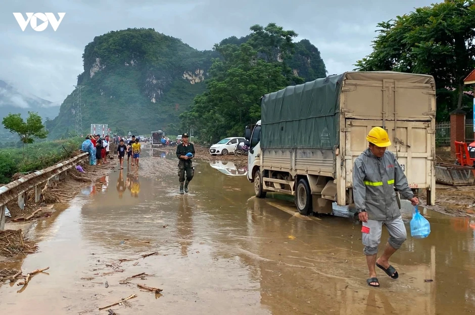 Thông tuyến tạm Quốc lộ 32 qua tâm lũ Mường Than ở Lai Châu Thông tuyến tạm Quốc lộ 32 qua tâm lũ Mường Than ở Lai Châu