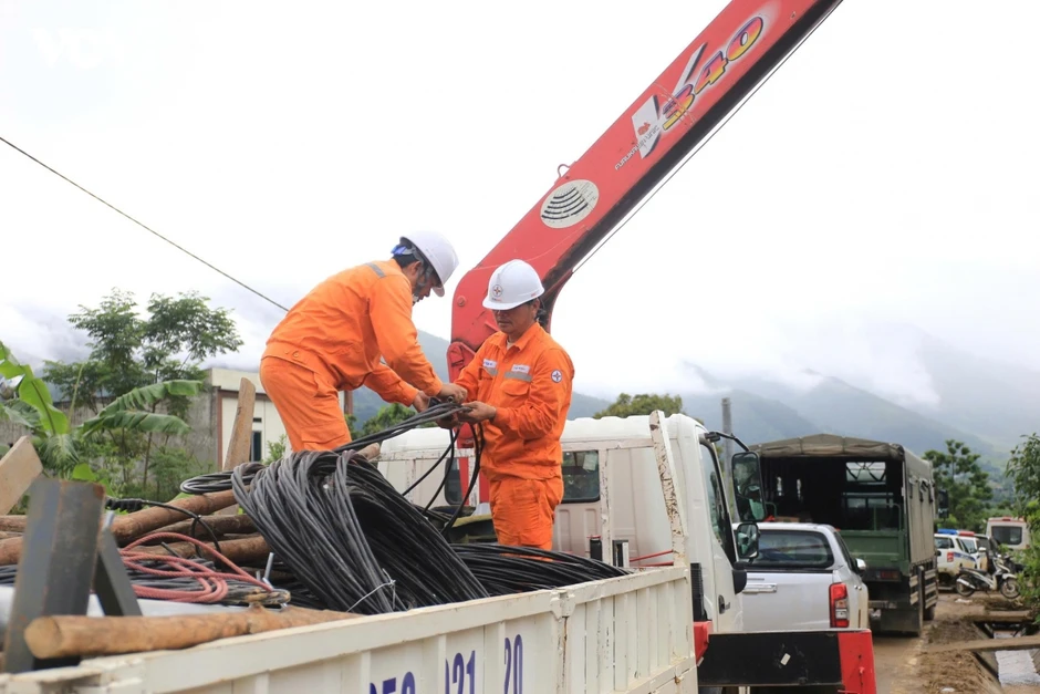 Thông tuyến tạm Quốc lộ 32 qua tâm lũ Mường Than ở Lai Châu Thông tuyến tạm Quốc lộ 32 qua tâm lũ Mường Than ở Lai Châu