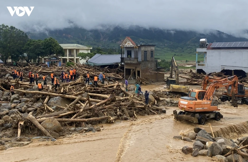 Thông tuyến tạm Quốc lộ 32 qua tâm lũ Mường Than ở Lai Châu Thông tuyến tạm Quốc lộ 32 qua tâm lũ Mường Than ở Lai Châu