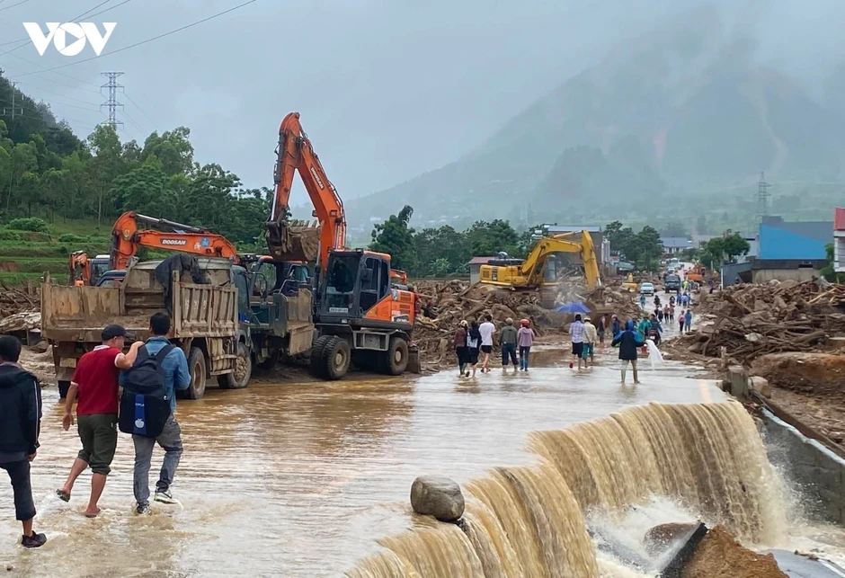 Thông tuyến tạm Quốc lộ 32 qua tâm lũ Mường Than ở Lai Châu Thông tuyến tạm Quốc lộ 32 qua tâm lũ Mường Than ở Lai Châu