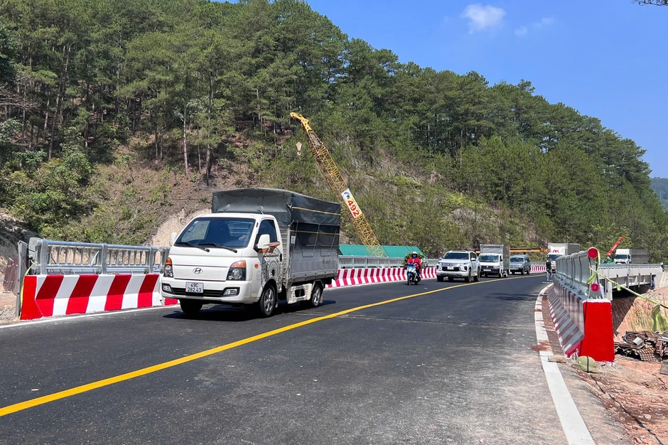 Thông xe cầu cạn vượt 'điểm đen' sạt lở trên đèo Mimosa Thông xe cầu cạn vượt 'điểm đen' sạt lở trên đèo Mimosa