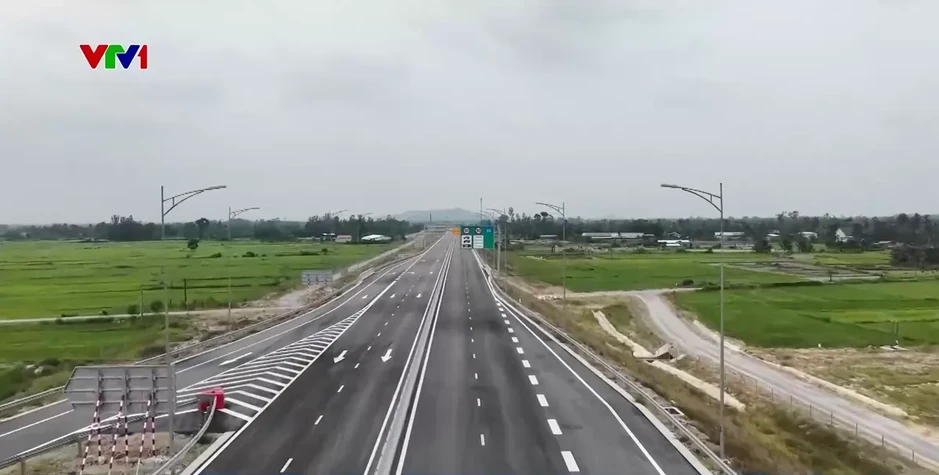 Thông xe gần 200km đường cao tốc từ Quảng Ngãi đến hầm Cù Mông Thông xe gần 200km đường cao tốc từ Quảng Ngãi đến hầm Cù Mông