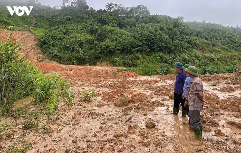 Thông xe sau sạt lở, hàng trăm hộ dân ở Lào Cai thoát cảnh cô lập Thông xe sau sạt lở, hàng trăm hộ dân ở Lào Cai thoát cảnh cô lập