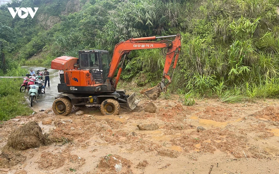 Thông xe sau sạt lở, hàng trăm hộ dân ở Lào Cai thoát cảnh cô lập Thông xe sau sạt lở, hàng trăm hộ dân ở Lào Cai thoát cảnh cô lập