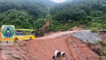 Thông xe trở lại trên Quốc lộ 12 đoạn qua xã Lê Lợi từ sáng 19/7
