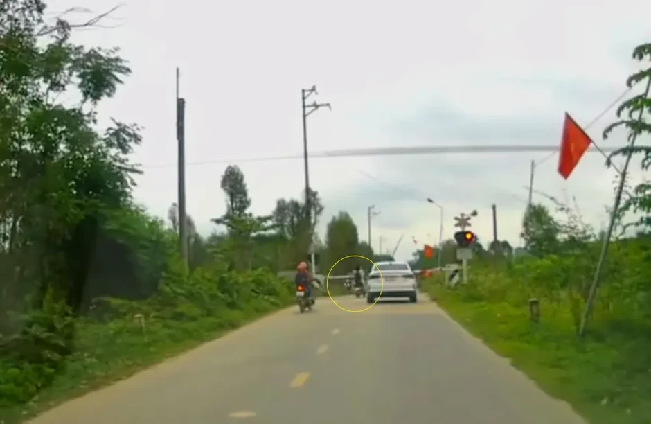 Thót tim cảnh 2 nữ sinh vượt rào chắn đường sắt trước đoàn tàu đang tới Thót tim cảnh 2 nữ sinh vượt rào chắn đường sắt trước đoàn tàu đang tới