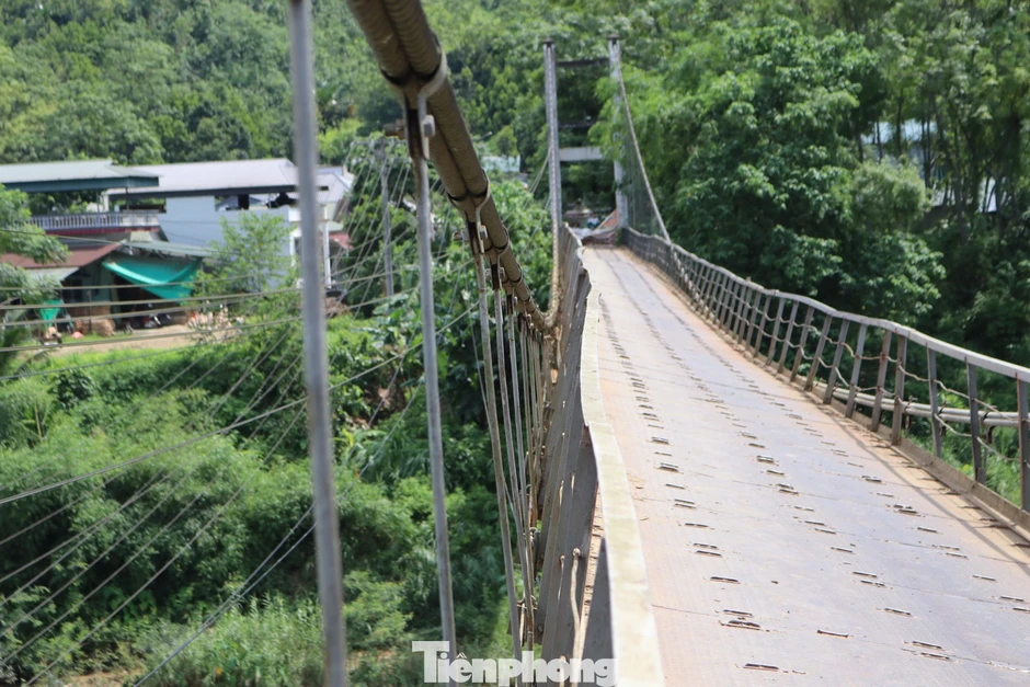 Thót tim cảnh người dân đi lại trên cầu treo xiêu vẹo như sắp rơi Thót tim cảnh người dân đi lại trên cầu treo xiêu vẹo như sắp rơi