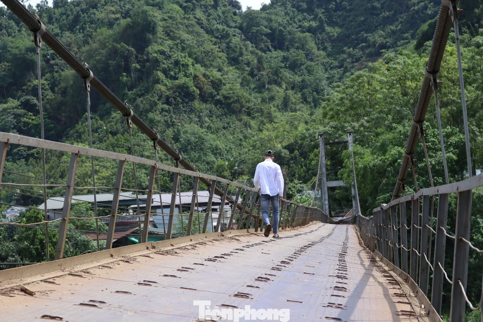Thót tim cảnh người dân đi lại trên cầu treo xiêu vẹo như sắp rơi Thót tim cảnh người dân đi lại trên cầu treo xiêu vẹo như sắp rơi