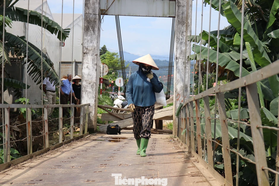 Thót tim cảnh người dân đi lại trên cầu treo xiêu vẹo như sắp rơi Thót tim cảnh người dân đi lại trên cầu treo xiêu vẹo như sắp rơi