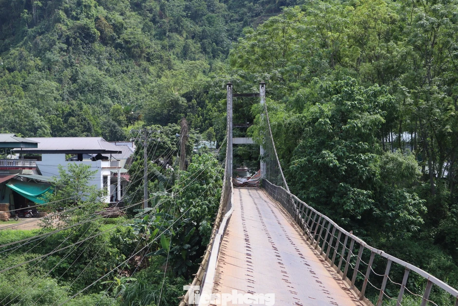 Thót tim cảnh người dân đi lại trên cầu treo xiêu vẹo như sắp rơi Thót tim cảnh người dân đi lại trên cầu treo xiêu vẹo như sắp rơi