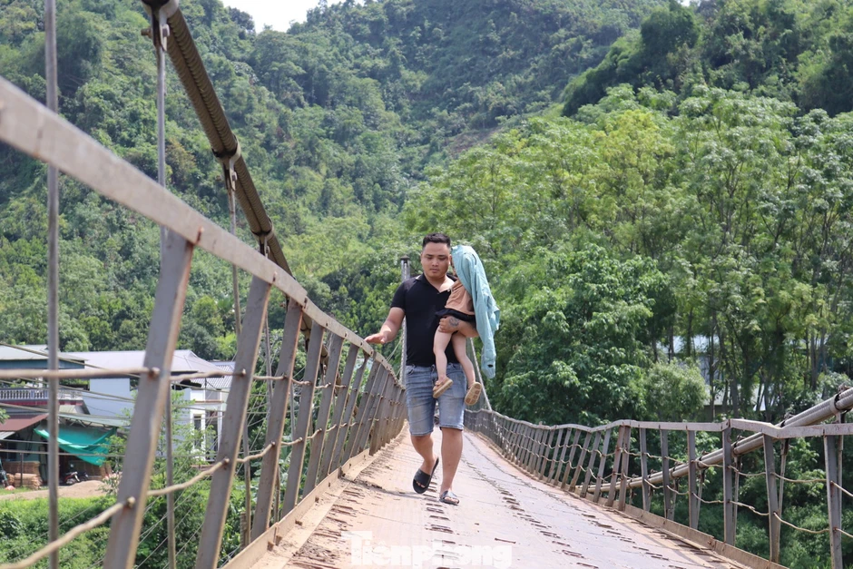 Thót tim cảnh người dân đi lại trên cầu treo xiêu vẹo như sắp rơi Thót tim cảnh người dân đi lại trên cầu treo xiêu vẹo như sắp rơi